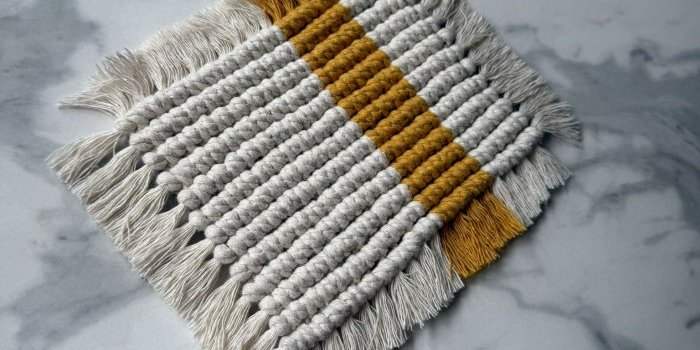 Création de dessous de plats en macramé